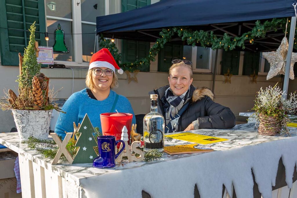 Unser gut gelauntes Team ist schon in Weihnachtsstimmung und bereit für die Gäste.