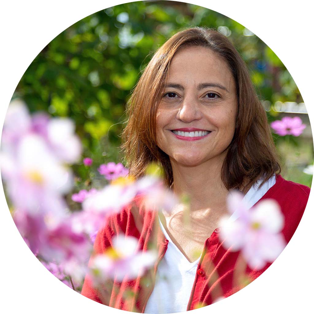 Gina Sessa, Leiterin Familien und Integration der Stadt Dübendorf, im Gartenbeet im Familiengarten Buen