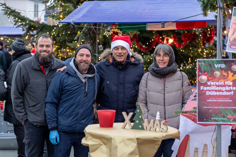 Vielen Dank an alle tatkräftigen Helferinnen und Helfer am Dübendorf Chlausmärt 2022. Auf dem Foto (von links nach rechts): Manuel, Manuel, Salvatore und Rita an unserem Chlausmärt-Stand auf dem Stadthausplatz gleich vor dem grossen Christbaum.