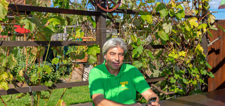 Salvatore in seinem Garten im Areal Buen am 6. Oktober 2018. Das Rad im Hintergrund ist ein Erinnerungs-Geschenk von den Pächtern Inge und Edi an Salvatore, als sie in Rente gingen. Der Holztisch ist ein Geschenk vom Pächter Egidio weil er sich einen neuen kaufte. Die Weintrauben im Hintergrund züchtet Salvatore zum Essen.